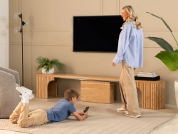 Transformer-round-bench-scandinavian-oak-the-bench-3-panels-lifestyle-models-silver-rail